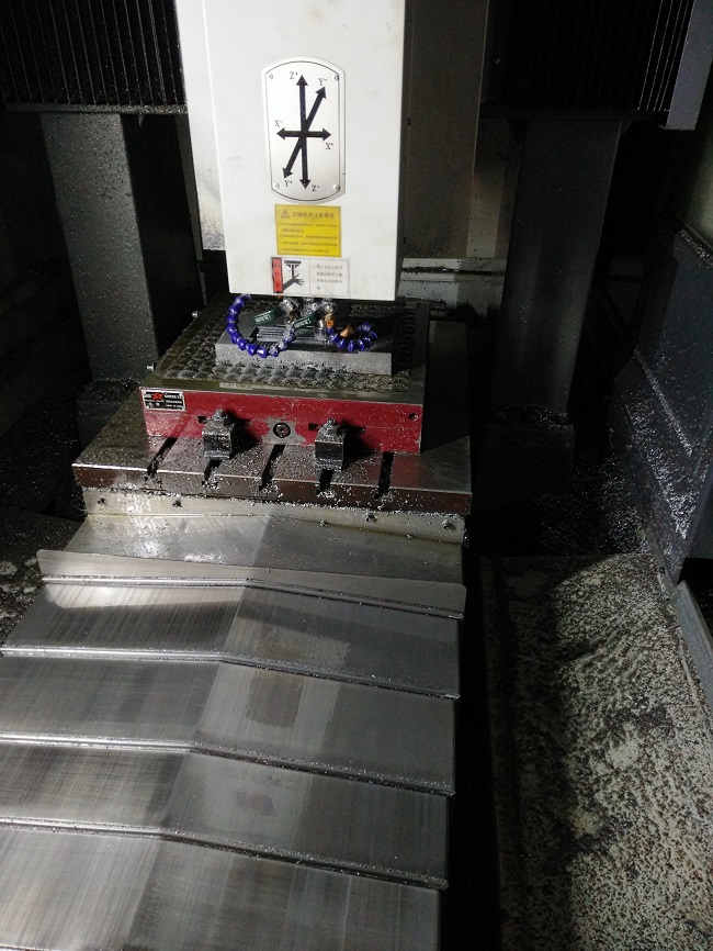 真在加工生產毛刷模具生產設備圖片